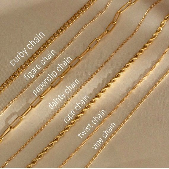 Olika typer av guldkedjor som curby chain, figaro chain och paperclip chain.
